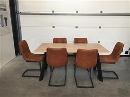 (94) Moderne eettafel met 6 moderne stoelen