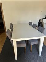 Mooie moderne tafel met 6 stoelen
