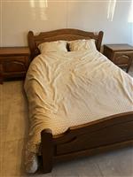 Eikenhouten bed met nachtkastjes
