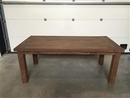 (122) Zware massieve tuintafel als nieuw