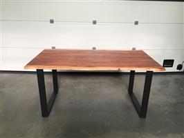 (123) Boomstam massieve tafel als nieuw