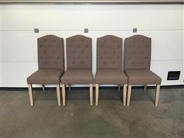 (104) Set van 4 duurdere stoelen in stof