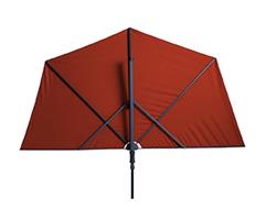 Balkonparasol met parasolvoet.