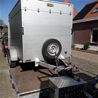 gesloten aanhangwagen geremd