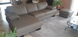 SALON IN LEDER  EN POUFFE