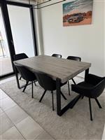 tafel en stoelen