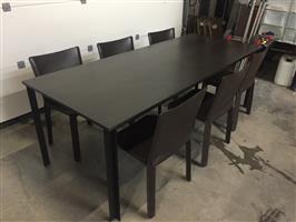(142) Grote mooie tafel met zijn 6 stoelen