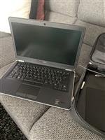 Laptop Delle en draagtas en 3 gsm’s 