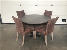 (28) Ronde tafel met de 4 stoelen
