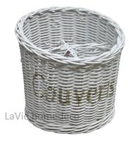 Landelijke bestekmand van wit riet