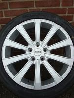 17 inch Momo velgen en banden steek 5x108