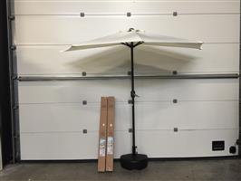 (118) Halve witte parasols in de verpakking