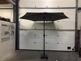 (56) parasols diameter 300 cm met zijn voet