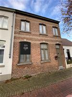 Woning met ruime garage, tuin en oprit – TE KOOP