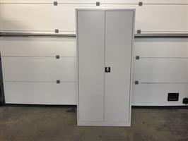 (48) Metalen 2 deuren kasten met sleutel