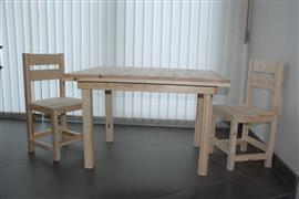 Vurenhouten tafeltje en stoeltjes