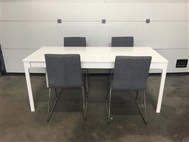 (11) Uitschuifbare witte tafel met 4 stoelen
