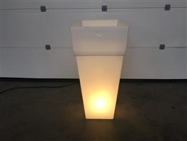 (18) Moderne bloempot met verstelbare verlichting