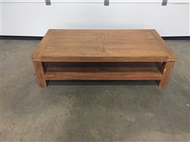 (65) Grote salontafel in teakhout