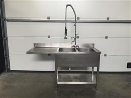 (27) Inox dubbele afwasbak met kraan.