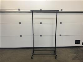 (16) Mooi kledingrek op wielen.