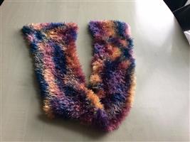 Met de hand gebreid sjaaltje in nieuwstaat.