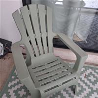 2 groene tuinfauteuils met tafeltje