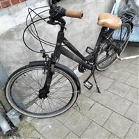 Damesfiets mag weg wegens auto 