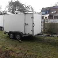 gesloten aanhangwagen met zijdeur en dakrek