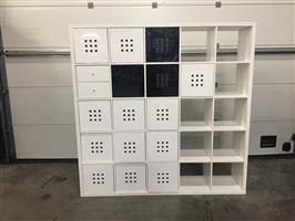 (42) Prachtige grote vakkenkast met lades.