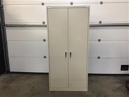 (95) Metalen vestiairekast met 1 zijde leggers