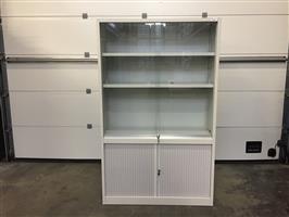 (96) Metalen vitrinekast met onderaan rolluiken
