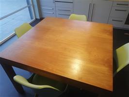 Eettafel met stoelen