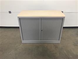 (146) Metalen grijze lage rolluikkasten
