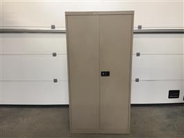 (142) Metalen 2 deuren kast met legplanken