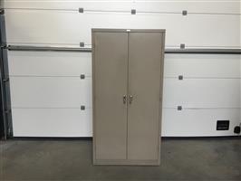 (141) Metalen 2 deuren kasten met legplanken