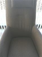 Grijze stoffen fauteuil. 