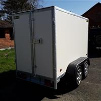 gesloten aanhangwagen met alu velg