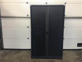 (82) Metalen rolluikkasten zwart met hanggedeelte