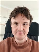 Knappe aantrekkelijke jong uitziende man