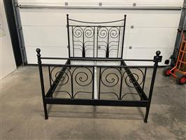 (39) metalen zwart bed 140x200 zonder lattenbodem