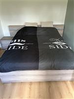 Complete grijze houten slaapkamer