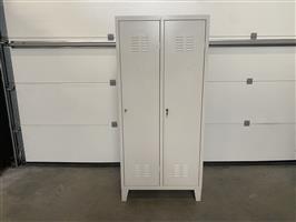 (114) Metalen kledijkast 2 delen met sleutel.