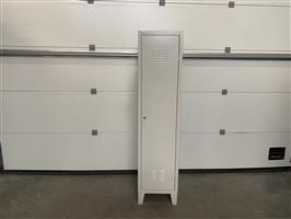 (119) Metalen smalle vestiairekast 1 deel