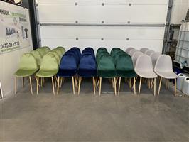 (59) Stoelen in verschillende kleuren