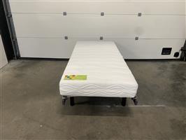 (33) Lattenbodem 90x200 op poten met zijn matras