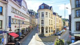 Bouillon : pand met 2 handelswoningen.