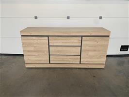 (72) Moderne dressoir met laden is als nieuw.