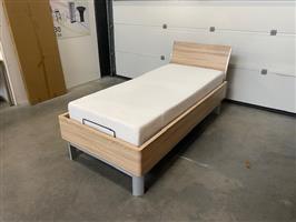 (4) Bed 1 persoon met duurdere matras erbij
