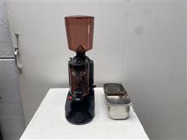 (68) Industriële koffiemolen Cunill met afvalbakje